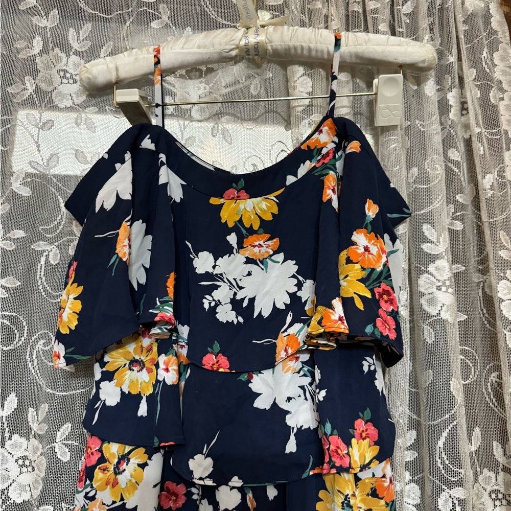 laundry size 4 flowered jumpsuit, brand new condition used once - Picture 5 of 6